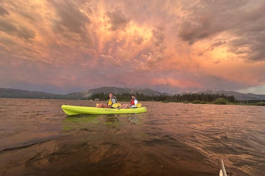 Un kayak giallo su acqua calma, con un paesaggio montuoso sullo sfondo. 4