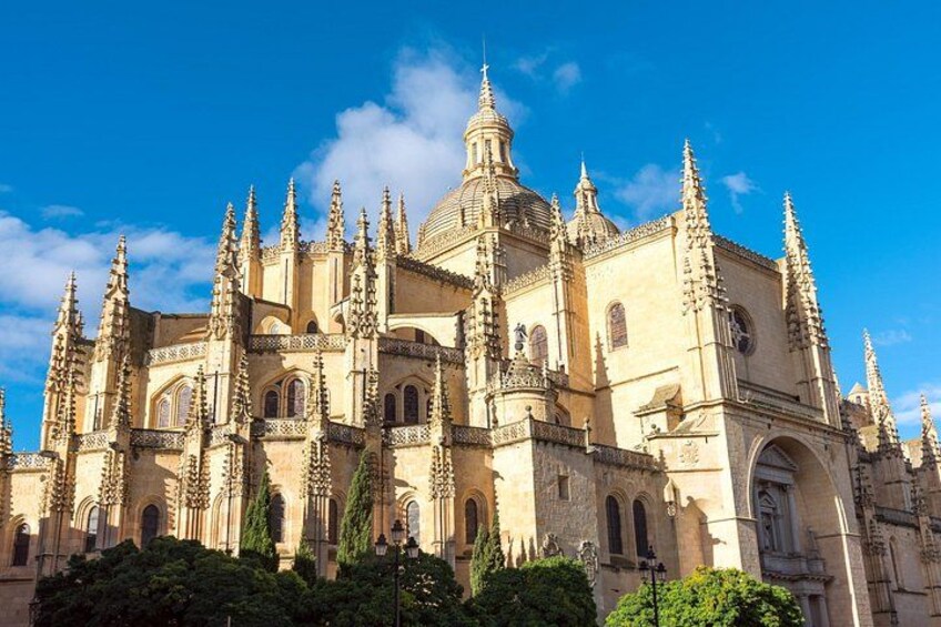 Una catedral histórica con intrincadas agujas y una arquitectura detallada. 2
