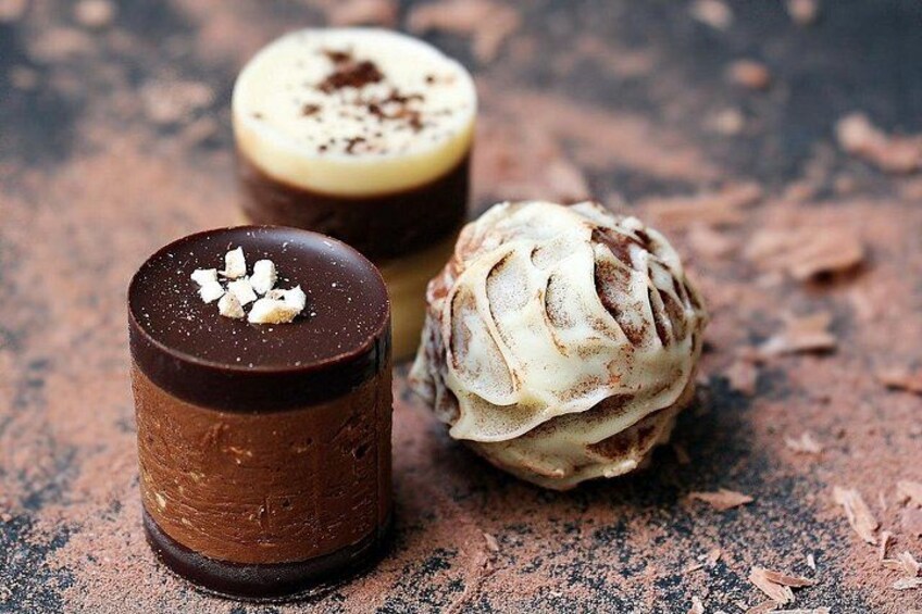 Tre dolci al cioccolato su una superficie strutturata. 2