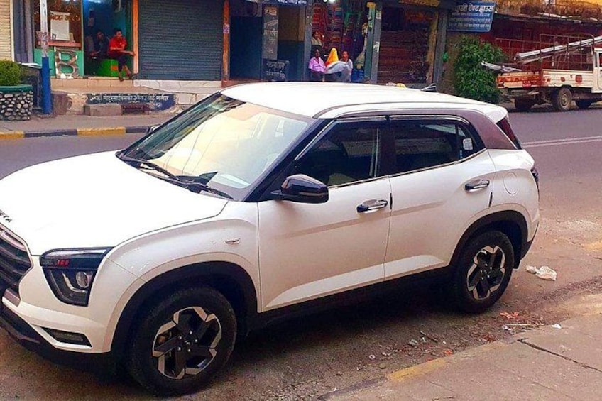 Un SUV blanco estacionado en una calle de la ciudad. 1
