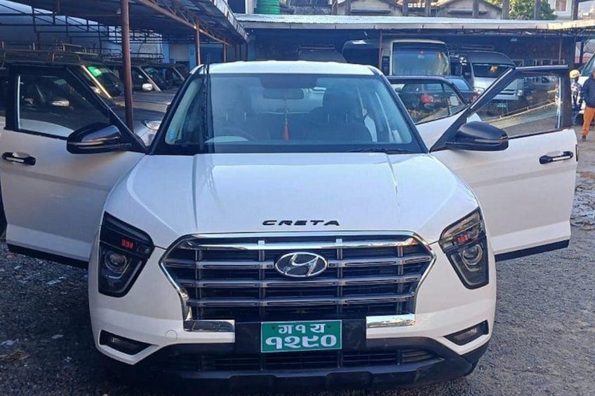 Un coche blanco CRUIZER estacionado en un estacionamiento junto a otros vehículos. 4