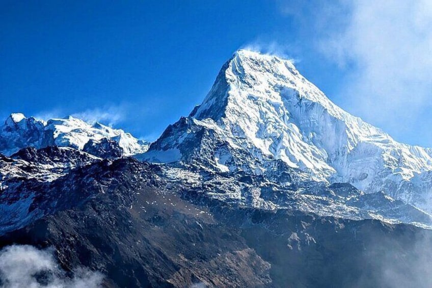 Un pico montañoso cubierto de nieve con cielo despejado. 2