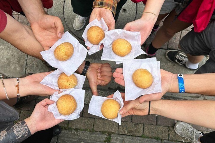 Eine Gruppe von Personen hält Muffins. 2