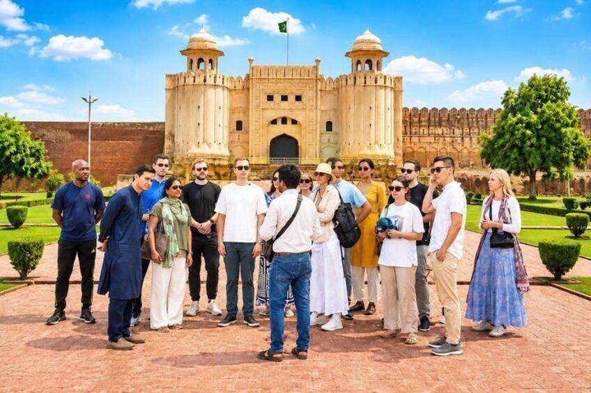 Lahore Private Tour: Fort, Walled City, Badshahi Mosque & Wagah 3