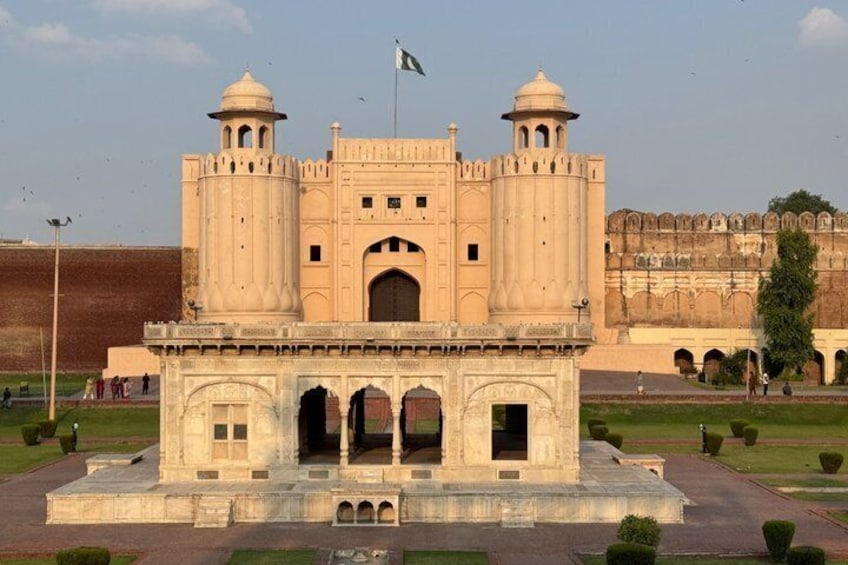 Lahore Private Tour-Fort, Walled City Royal Mosque & Wagah Border 4