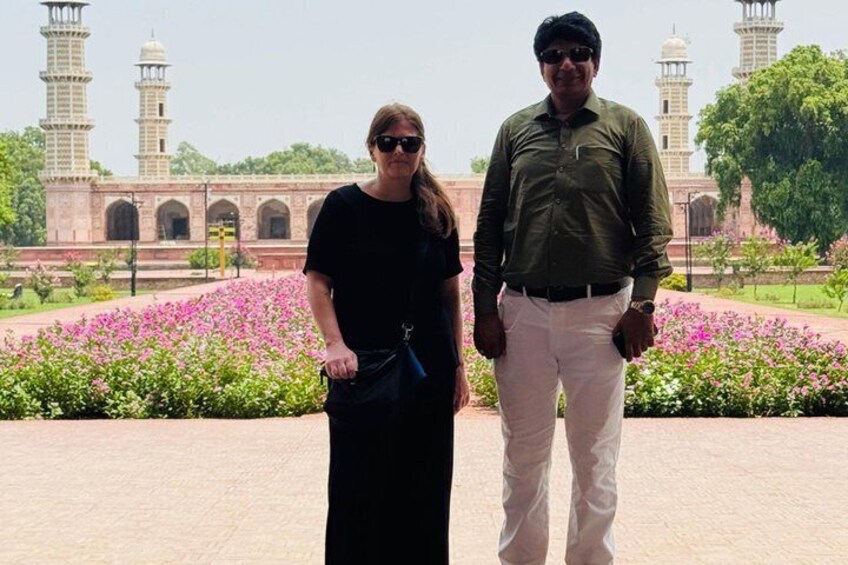 Private Lahore City Tour: Fort, Walled City, Royal Mosque + Wagah 3