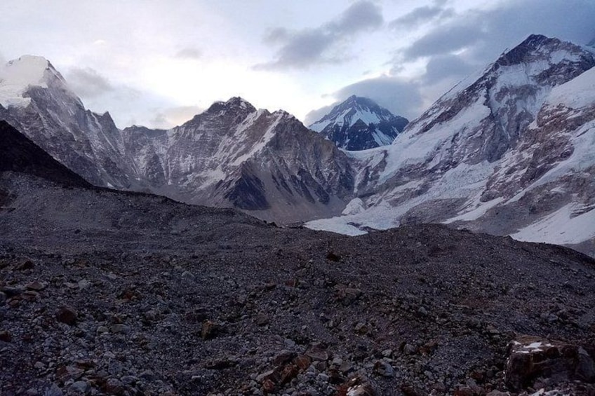 Un paysage montagneux accidenté, avec des sommets enneigés et un premier plan rocheux. 2