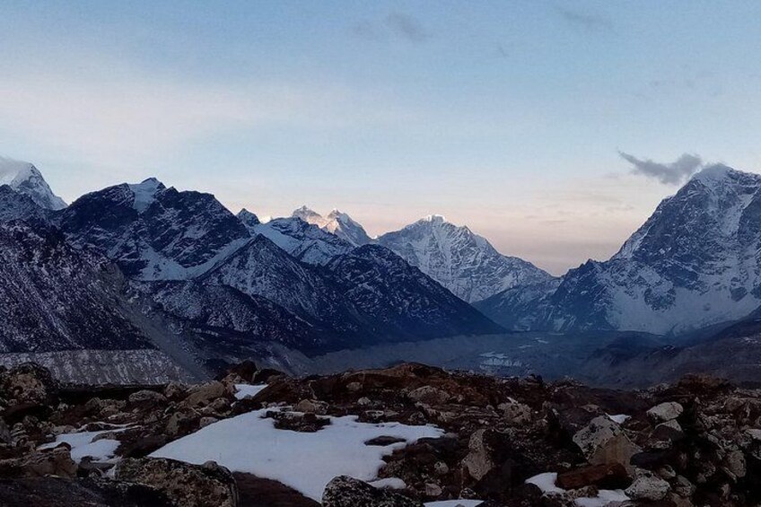 Un paysage montagneux avec des sommets enneigés et une vallée. 3
