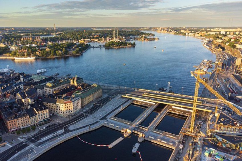 En flod med en bro, en lystbådehavn og et stort bykompleks. 5