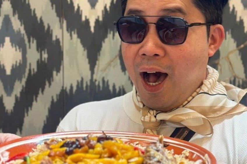 Eine Person hält einen Teller mit Essen. 2