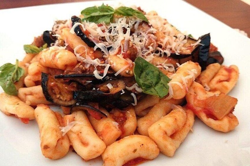 Een bord pasta met groenten en kaas. 3