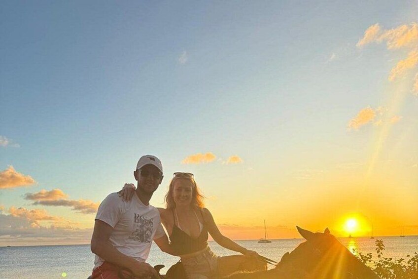 Un atardecer sobre el océano con un barco a lo lejos. 5