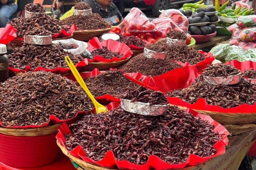 Canastos de chiles secos en un mercado. 3