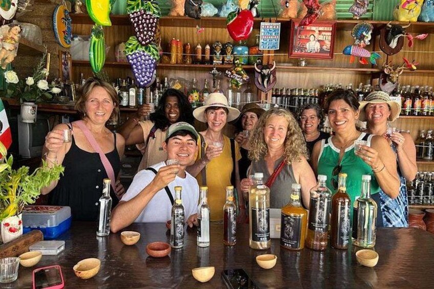 Un grupo de personas en un bar con varias botellas y vasos sobre el mostrador. 4