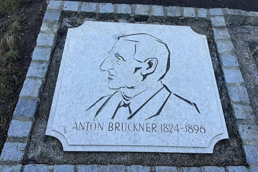 En gravsten med et portræt af en mand og navnet Anton Brückner 1824-1896. 5