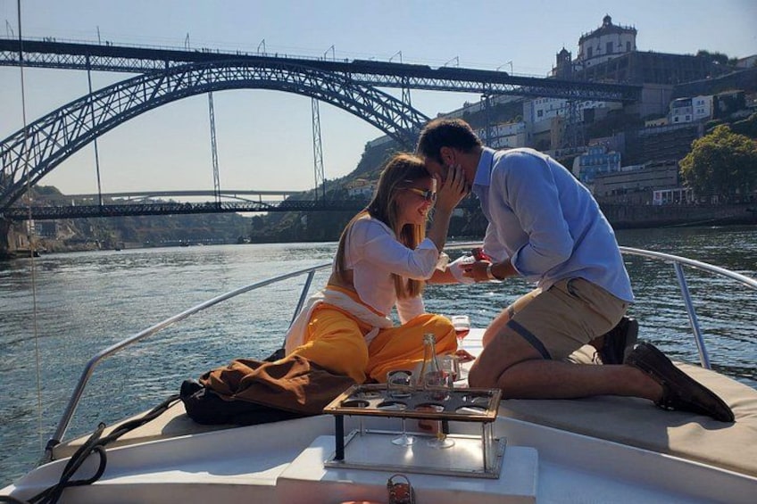 A marriage proposal on board, can you imagine? Proposal made, proposal fulfilled, proposal accepted. We are very happy to be part of these family moments.
Douro in Board 5