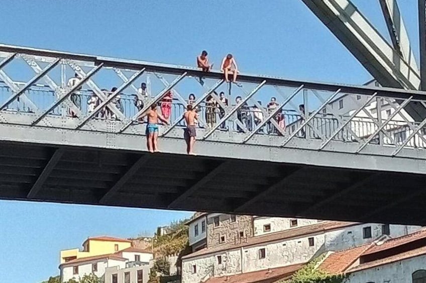 One of our city's attractions, one of our city's stories, our city boys jumping from the lower deck of the 2nd oldest bridge in the Invicta City
Douro in Board 4
