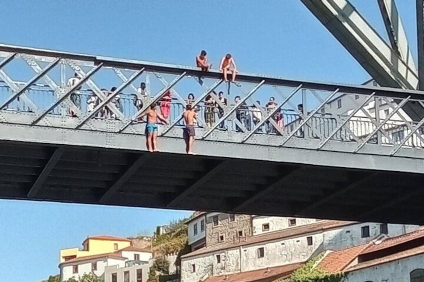 One of our city's attractions, one of our city's stories, our city boys jumping from the lower deck of the 2nd oldest bridge in the Invicta City
Douro in Board 2