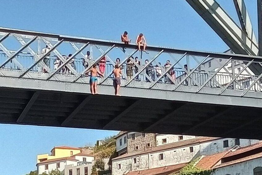 One of our city's attractions, one of our city's stories, our city boys jumping from the lower deck of the 2nd oldest bridge in the Invicta City
Douro in Board 3