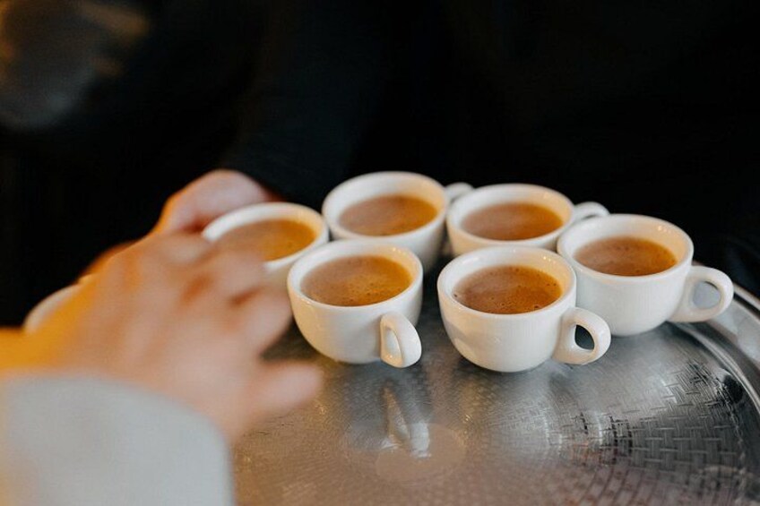 Una bandeja con seis tazas de café blancas. 2