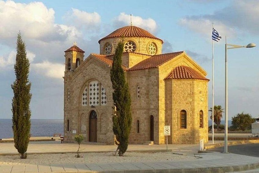 Una iglesia histórica con una cúpula, ventanas de arco y un campanario. 4