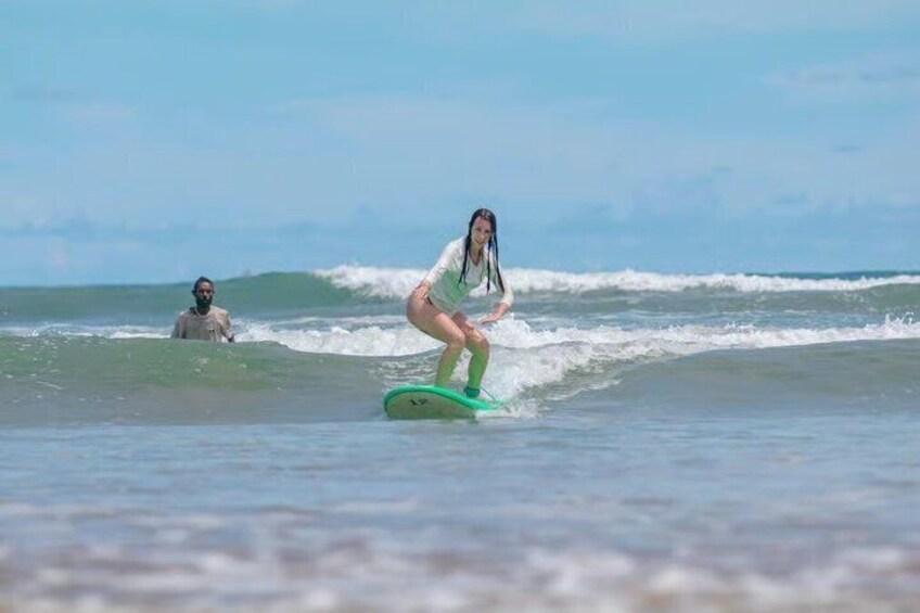 Iemand surft op een golf in de oceaan. 1