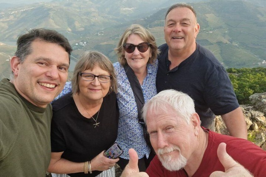 Un grupo de personas en una montaña con una vista panorámica al fondo. 3