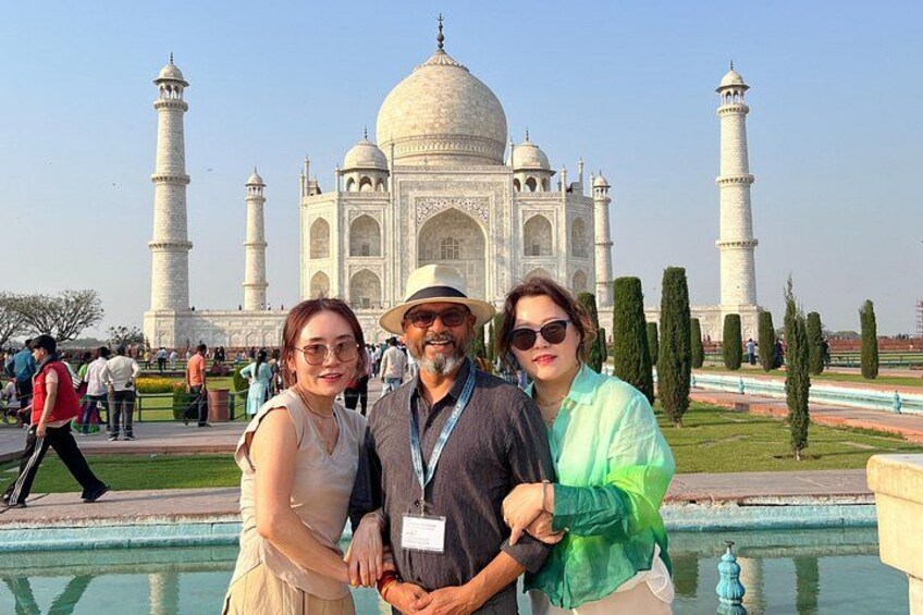 Taj Mahal med besøgende i forgrunden. 4