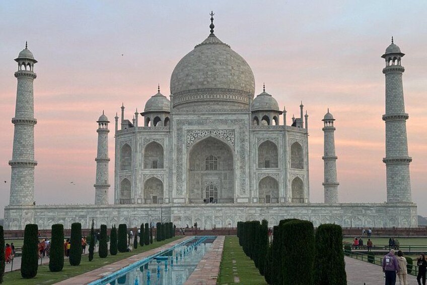 Taj Mahal med fire minareter, en stor central kuppel og en symmetrisk have med en vandkanal. 2