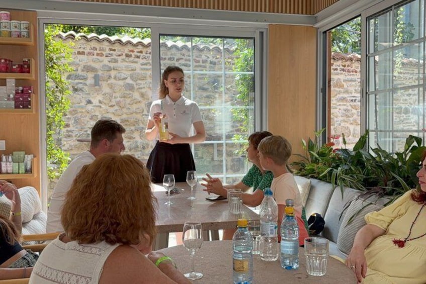 Un groupe de personnes est assis à une table, et un serveur leur apporte des boissons. 2