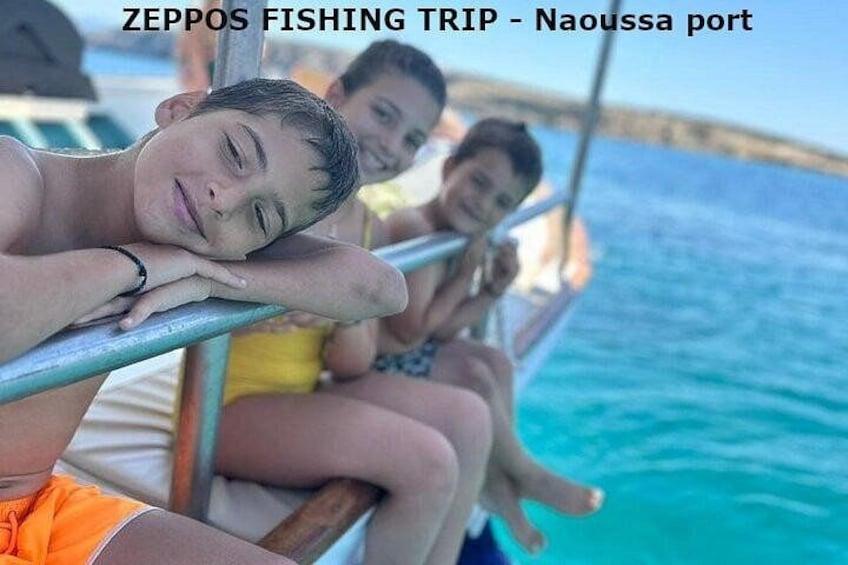 Eine Gruppe von Menschen auf einem Boot in der Nähe eines türkisblauen Meeres. 4