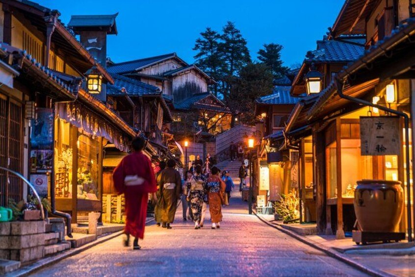 Kyoto 5-Star Gion Geisha Walk – Small-Group Authentic Experience 2