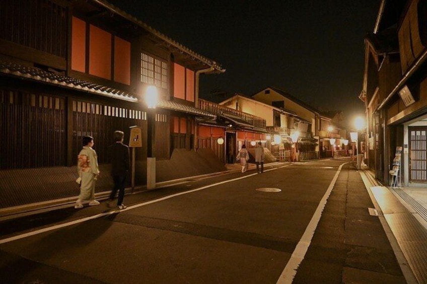 Kyoto 5-Star Gion Geisha Walk – Small-Group Authentic Experience 3