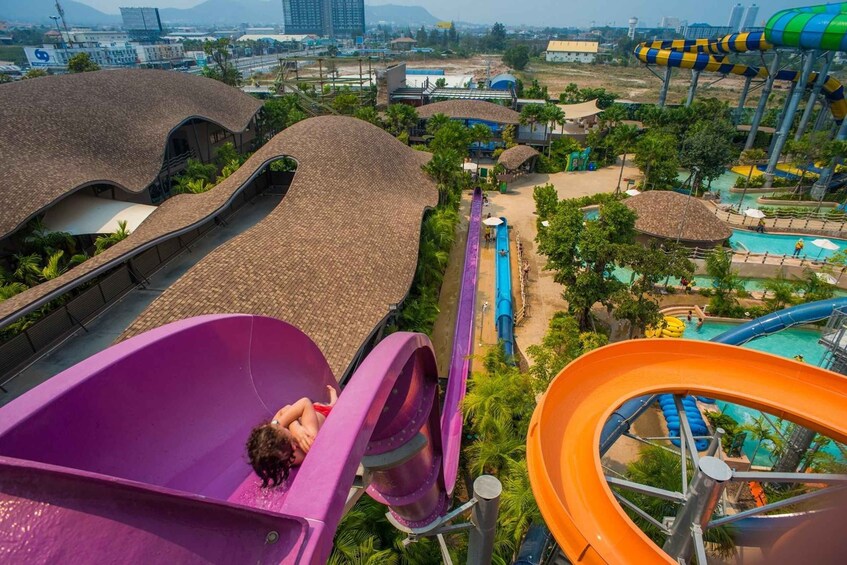 Un parque acuático con múltiples toboganes y piscinas. 4