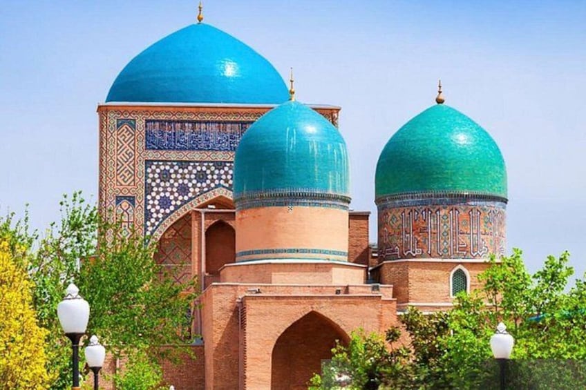 Eine Moschee mit zwei türkisfarbenen Kuppeln und aufwendigen Fliesenarbeiten. 2