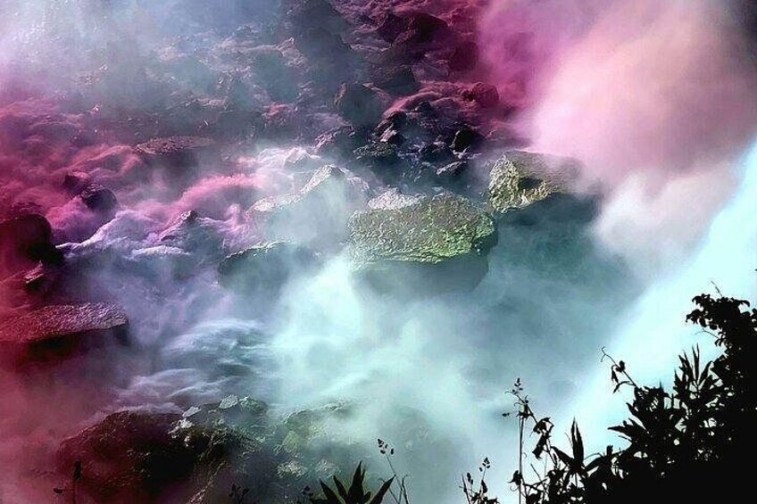 Una cascada con niebla y rocas. 2