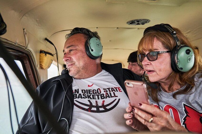 Dos personas con auriculares dentro de un vehículo. 4
