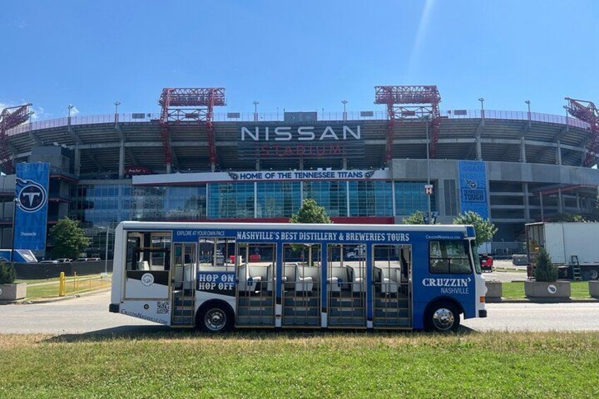 Un autobus con pubblicità di fronte a uno stadio. 2