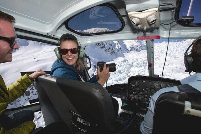 Cockpit i helikopter med et snedækket bjerglandskab i baggrunden. 4