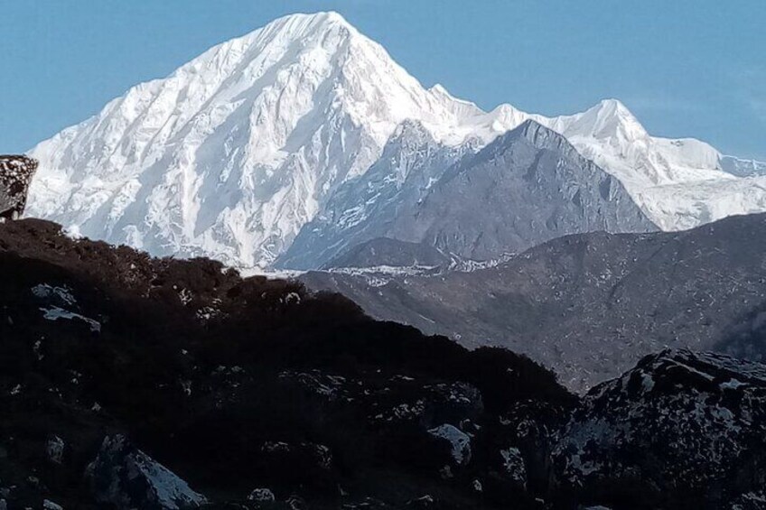 Una cordillera nevada con terreno accidentado y afloramientos rocosos. 4