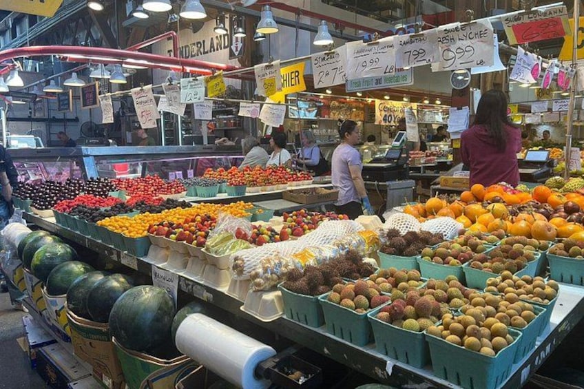 Een levendige overdekte markt met een verscheidenheid aan fruit en groenten. 3