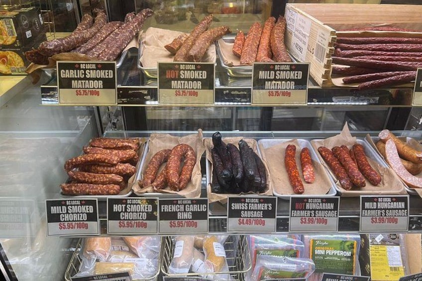 Diverse soorten worst en gerookt vlees, uitgestald in een koelvitrine. 2