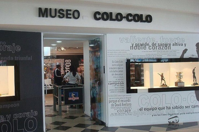 A museum entrance with a sign reading 'MUSEO COLO-COLO'. 4