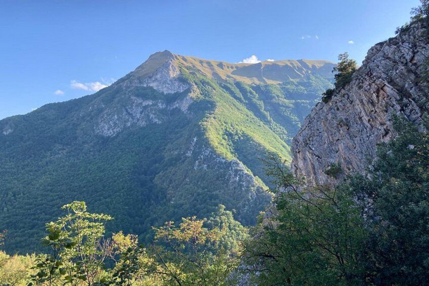 Un paysage montagneux caractérisé par une végétation luxuriante et des falaises rocheuses. 5