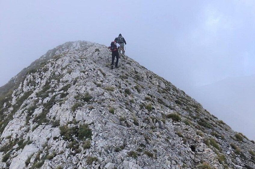 Un randonneur qui gravit une pente rocheuse en montagne. 2