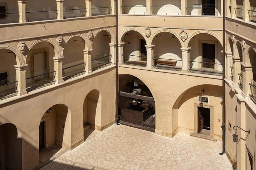 Pieskowa Skala Castle courtyard 1