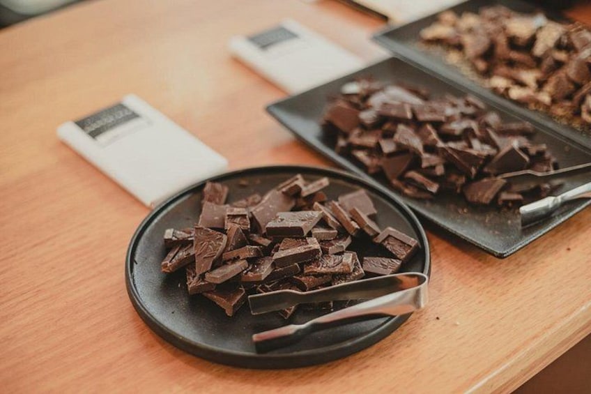Un tavolo di legno con cioccolatini e un vassoio di metallo. 2
