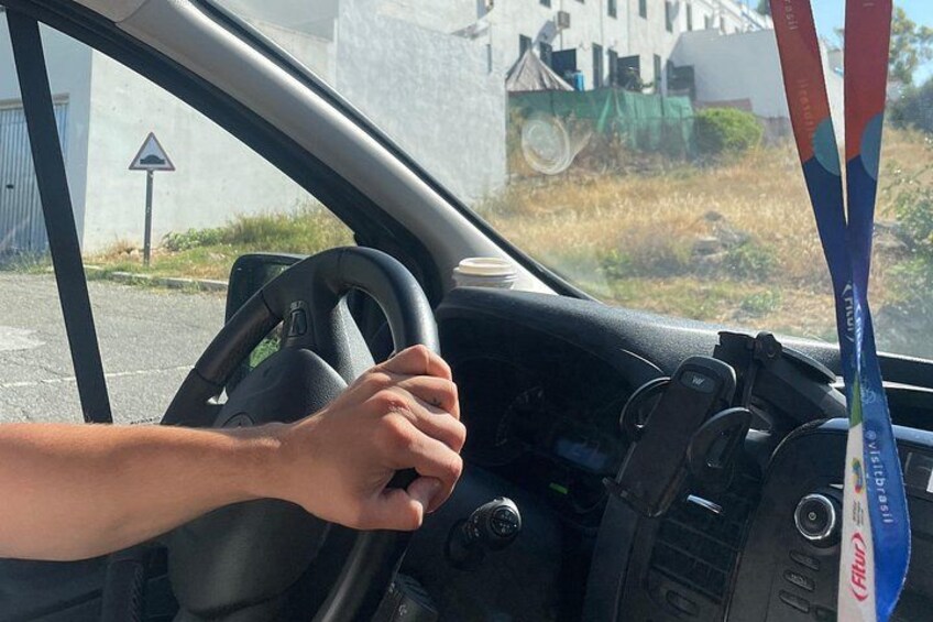Una persona conduce un automóvil con volante y tablero. 4