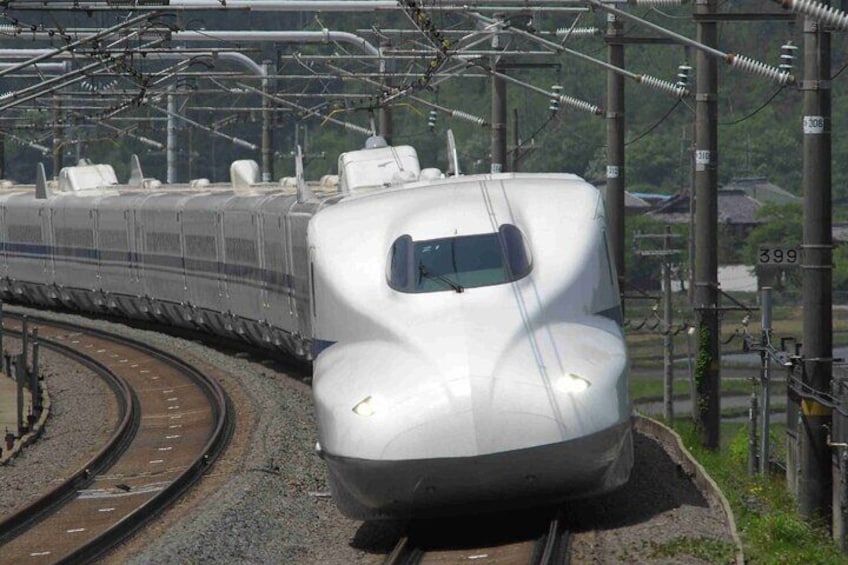 Un tren de alta velocidad sobre vías curvas con líneas eléctricas aéreas. 5
