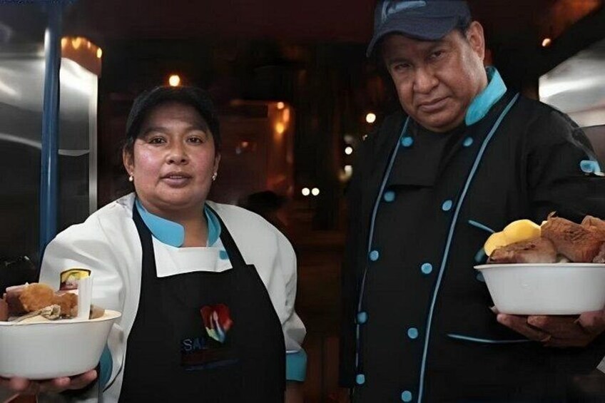 Twee mensen in een keuken, voedsel in kommen vasthoudend. 2
